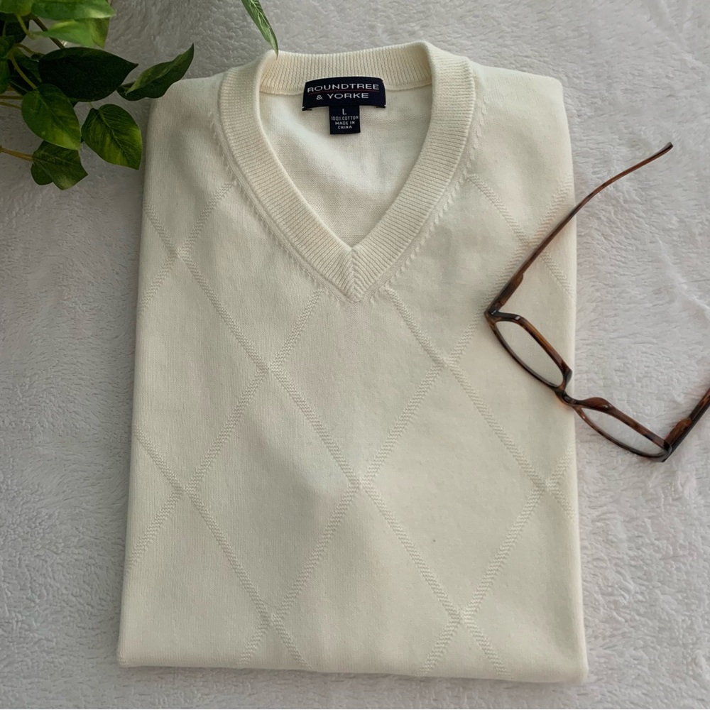 Roundtree & Yorke winter white diamond pattern  V-neck sleeveless sweater vest.